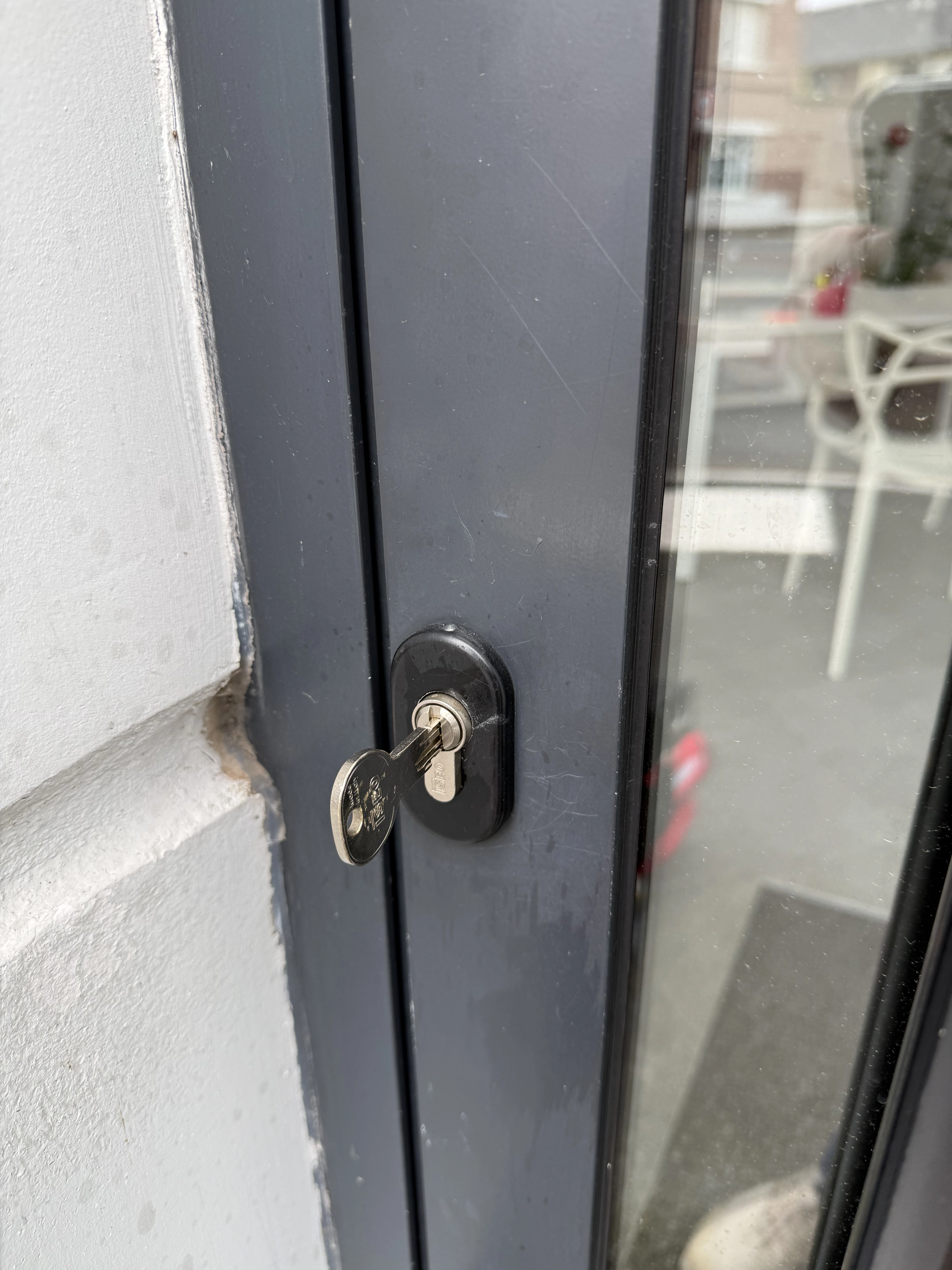 Extraction d'une clé bloquée et remplacement du cylindre sur un local professionnel à Hem