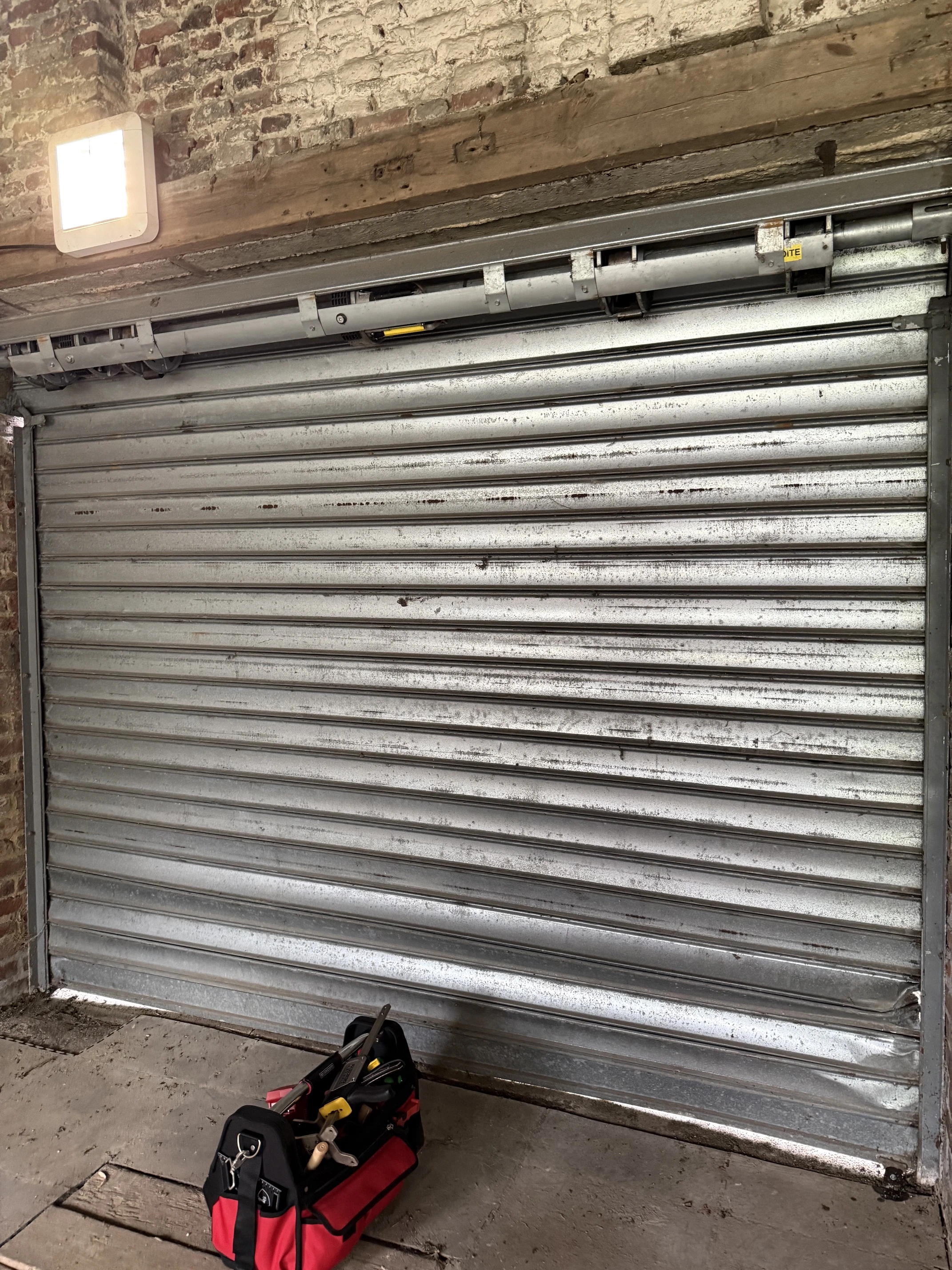 Mise en sécurité d'une porte de garage après effraction à Lille