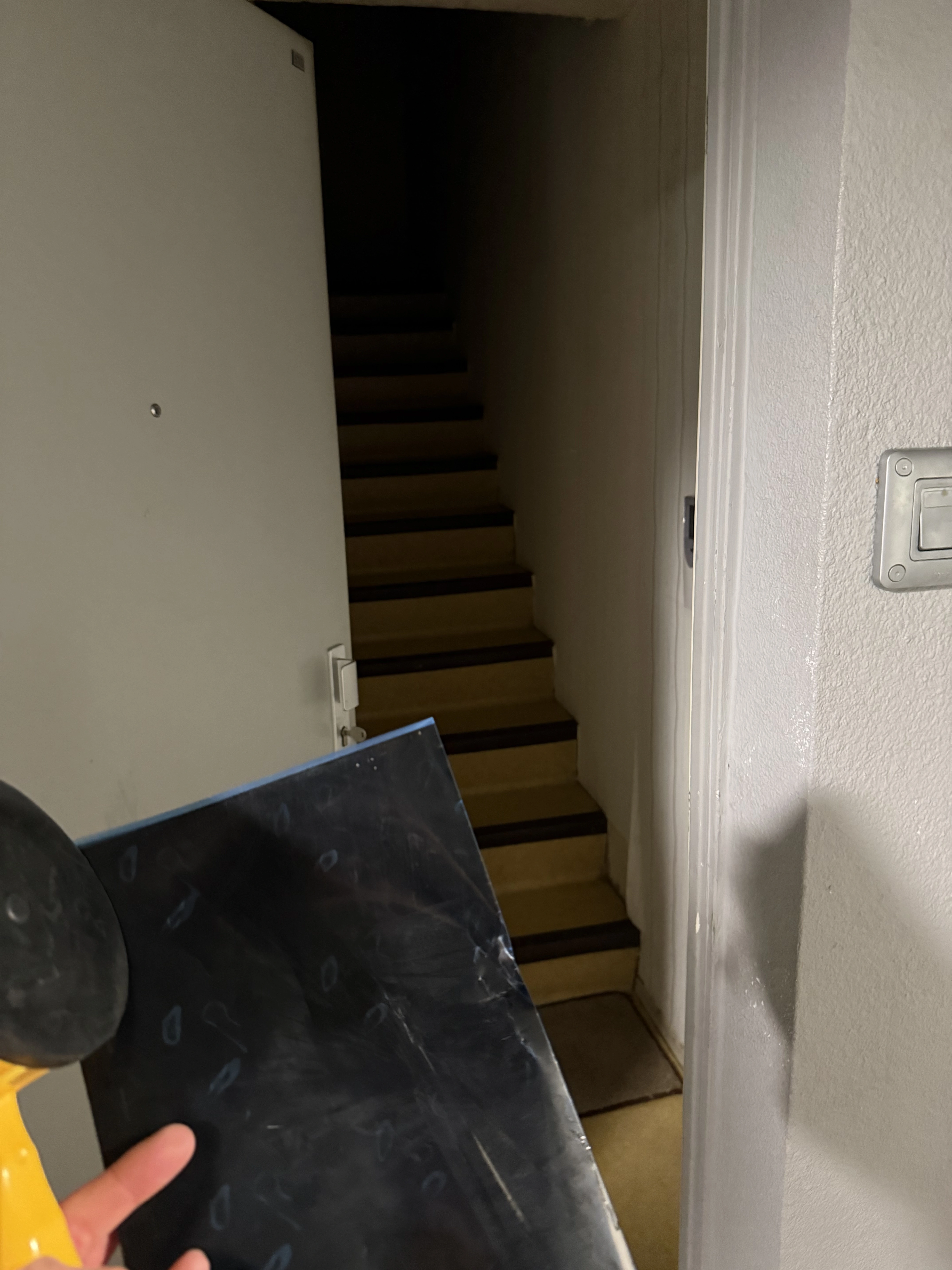 Porte d'entrée claquée avec clés à l'intérieur